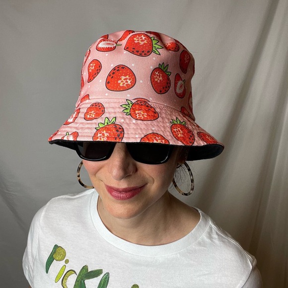 Bundle of TWO bucket hats strawberry fruit pink and embroidered mushroom black - Picture 14 of 17